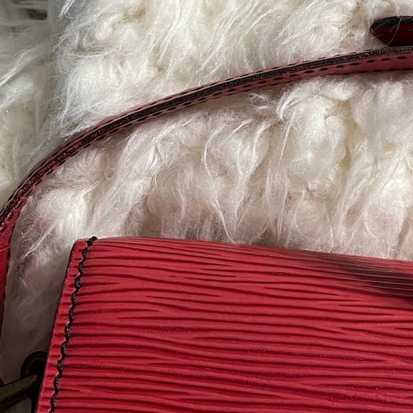 Louis Vuitton Epi Mini Saint-Cloud Castilian Red Shoulder Bag. Vintage Used - Picture 7 of 16